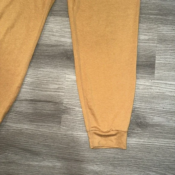 VUORI WOMEN'S PERFORMANCE JOGGER Size M Camel - Picture 4 of 8